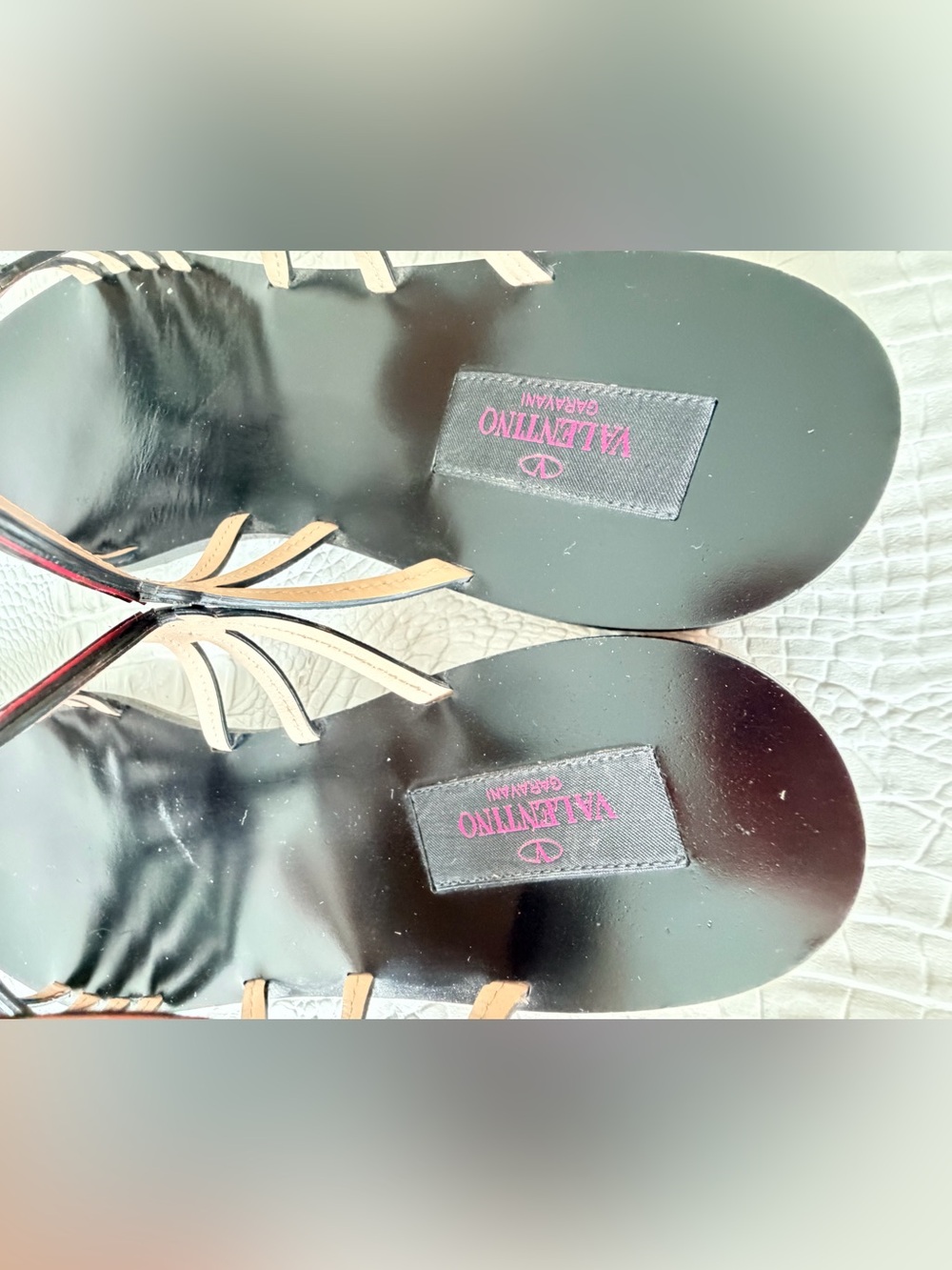 Valentino Garavani Women’s Black and Pink Heart-Strap Sandals Size 40, US 9,5 - Picture 9 of 17